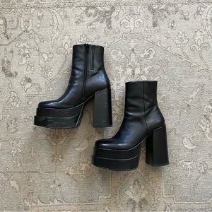 Steve Madden black leather Cobra